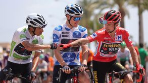 Bernal diz que Roglic está “forte”