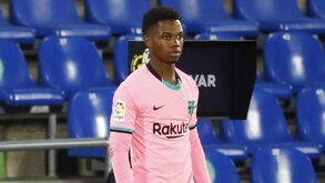 Ansu Fati volta a treinar com o plantel do Barcelona nove meses depois