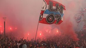 O incrível ambiente que o Benfica encontrou à chegada ao estádio em Eindhoven