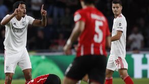 Lucas Veríssimo recorreu às redes sociais para pedir desculpa após expulsão diante do PSV