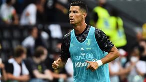 O momento em que Cristiano Ronaldo saiu lesionado do treino da Juventus