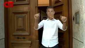 Falso Cristiano Ronaldo aparece à porta da casa de CR7 em Lisboa, com multidão à espera