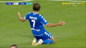 Gonçalo Guedes e Alexander Bah já estão na loja do Benfica para a sessão de autógrafos