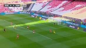 Salvador Agra fugiu à defesa do Benfica e colocou o Tondela a vencer na Luz