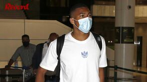 Vinícius em silêncio no aeroporto: Record acompanhou partida do avançado do Benfica