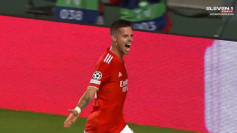 Ressalto na grande área do PSV e Weigl aproveita para fazer o 2.º do Benfica