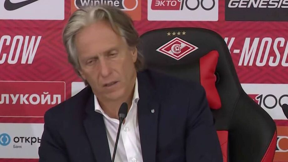 Treinador do Benfica com momento insólito na conferência de imprensa após o Spartak-Benfica

