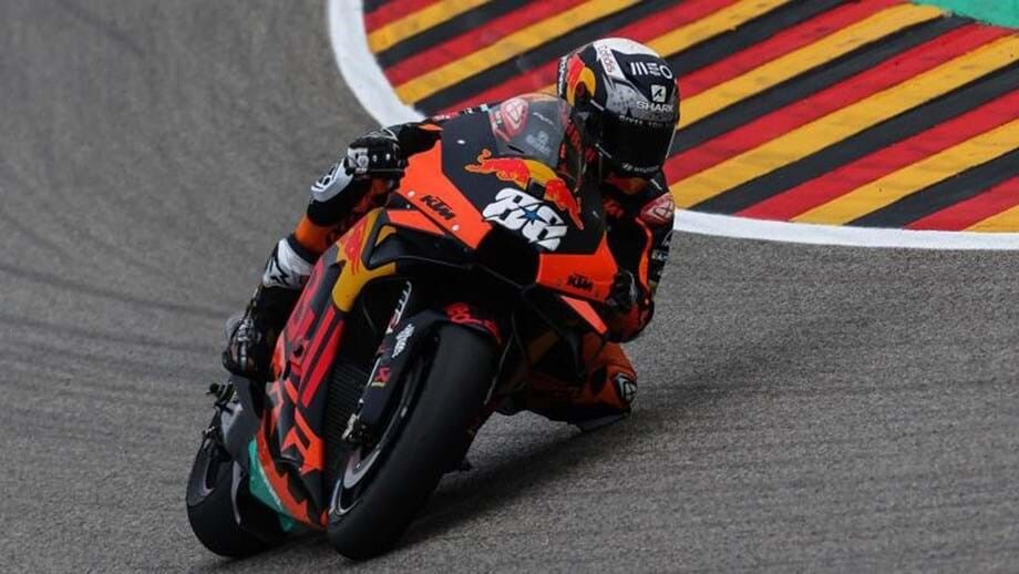 Português foi 'cuspido' da moto na curva 3