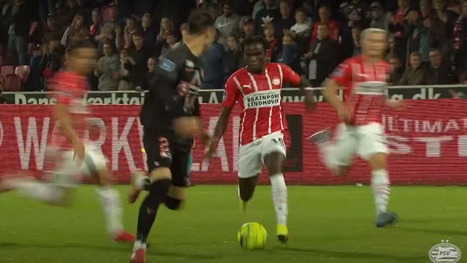 Extremo português apontou o único golo da vitória holandesa sobre o Midtjylland