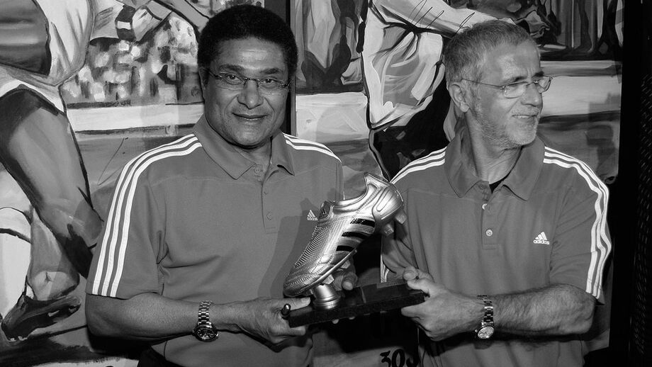 Müller, aqui ao lado de Eusébio em 2010, partiu aos 75 anos