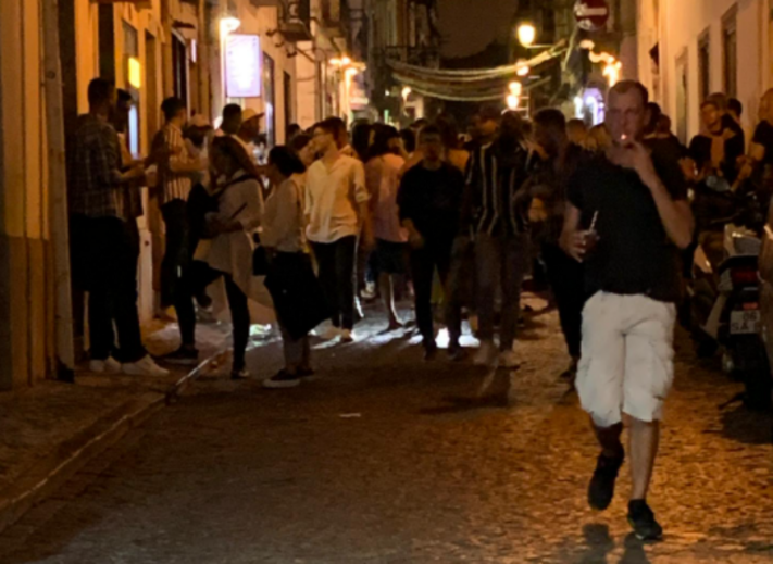 Convívio no Bairro Alto, em Lisboa