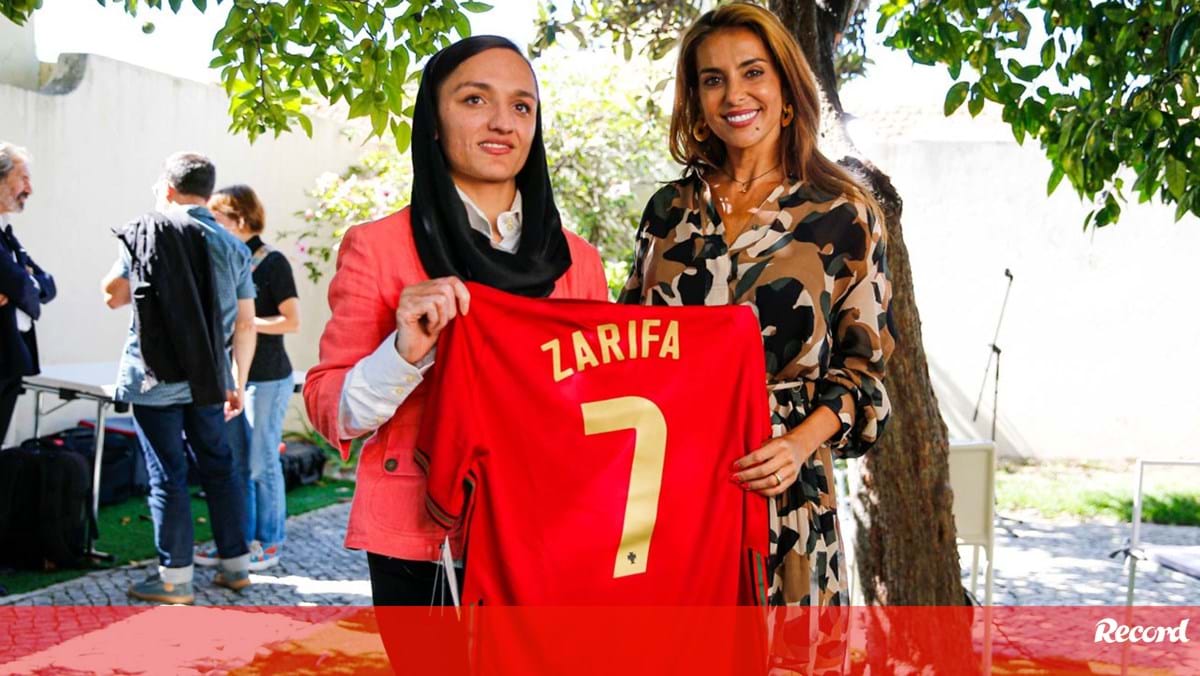 Zarifa Ghafari: la alcaldesa más joven de Afganistán en recibir el uniforme de la Selección – Fora de Campo