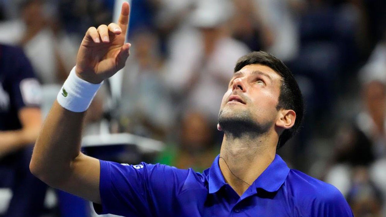 Djokovic é atingido nas pernas por smash à queima-roupa quando