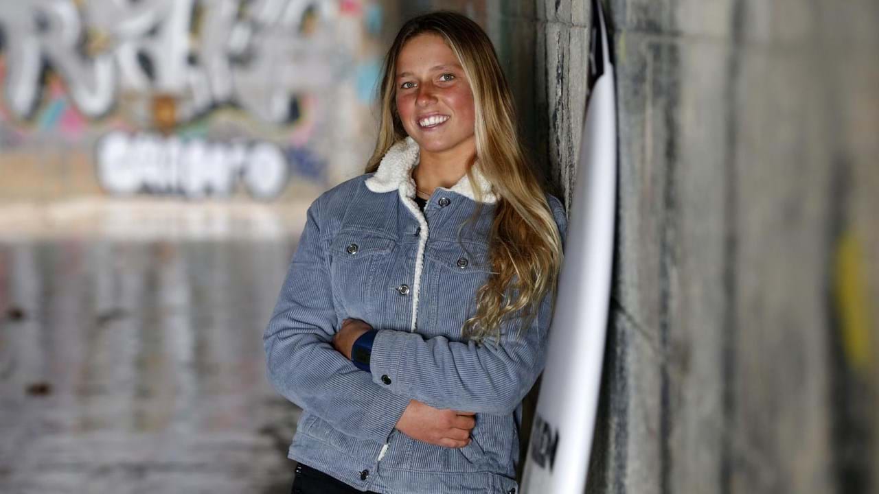 Francisca Veselko tem 18 anos, é campeã nacional de surf e agora