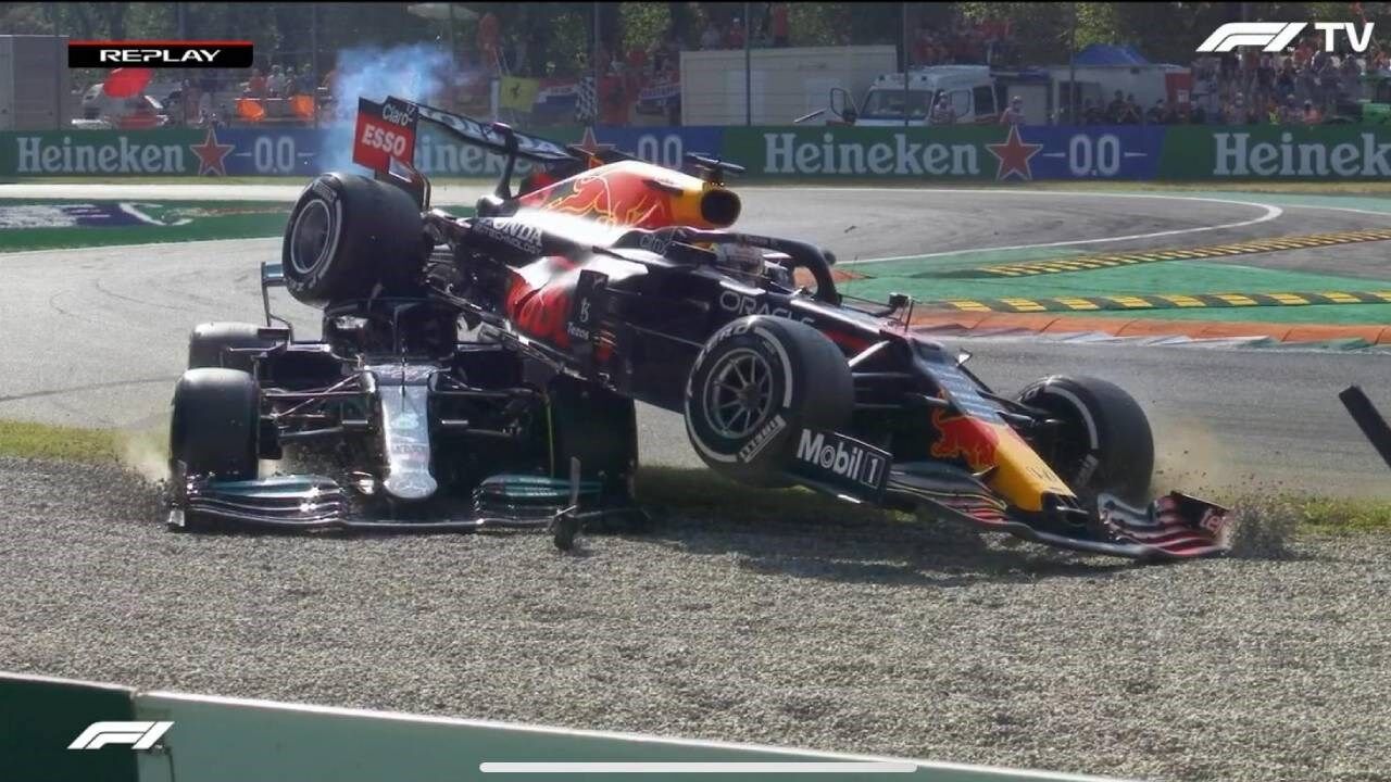 Acidente, penalização, Hamilton. O mal de Verstappen foi o bem do