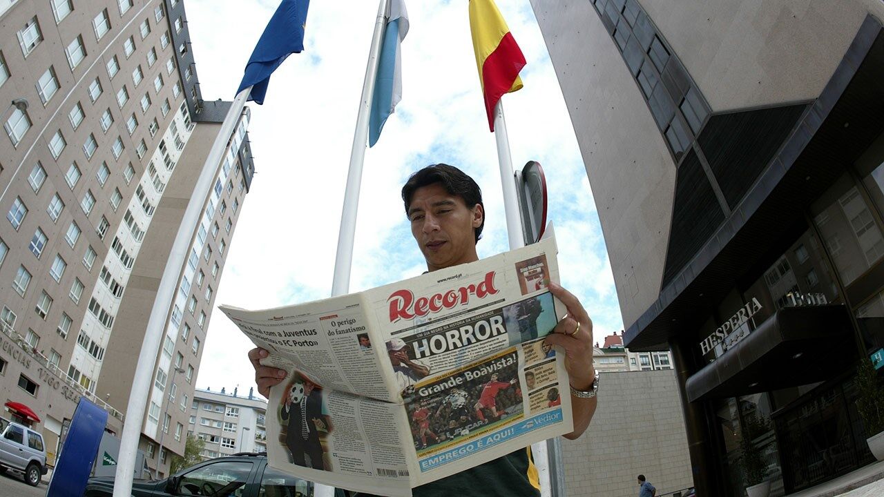 Ex-leão Contreras  lê nas páginas  de ‘Record’  a notícia  que não pára  de chocar  o Mundo