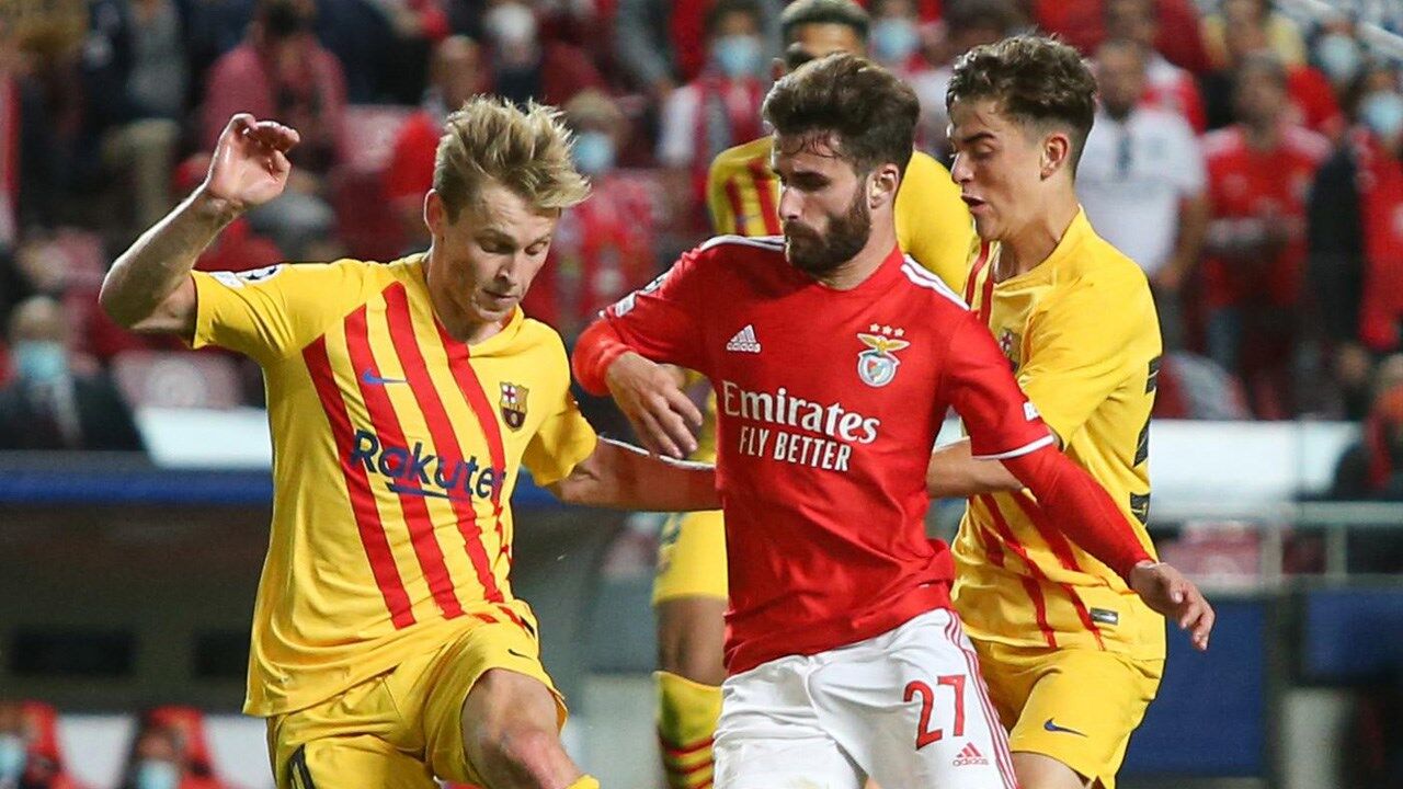 Médio do Barcelona numa disputa de bola com Rafa