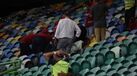 O momento em que um adepto do Sporting foi assistido após cair da bancada de Alvalade
