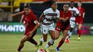 Árbitra transformou este penálti claro a favor da Seleção Nacional feminina num livre direto
