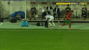 O insólito momento em que Fernando Santos foi ao... 'tapete'