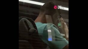 Ronaldo fez história frente à Irlanda e não resistiu em rever os momentos já no autocarro