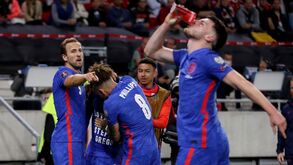 Húngaros atiraram copos de cerveja para o relvado e jogadores ingleses... beberam