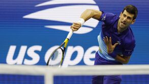 Djokovic e Shapovalov dominam e seguem para a terceira ronda