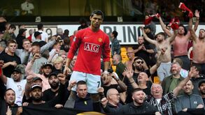 Adeptos do Man. United ficaram horas na fila: como funciona o negócio das camisolas e o que rende