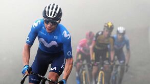 Insólito na Vuelta: Miguel Ángel López faz 'birra', sai da bicicleta em plena etapa e desiste