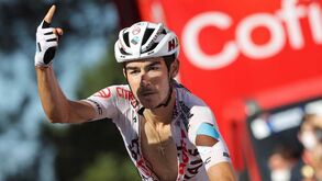 Francês Champoussin vence penúltima etapa da Vuelta, Roglic mais perto do triunfo