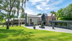 Sete quartos, 'home cinema' e um ginásio: a mansão multimilionária de Ronaldo em Manchester