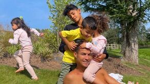 Cristiano Ronaldo partilha as primeiras imagens com a família em Manchester