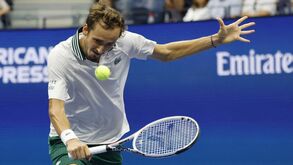 Daniil Medvedev bate Daniel Evans e segue para os quartos de final