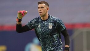 Emiliano Martínez pede psicólogos para todos os jogadores: «Há muita gente que fica pelo caminho»