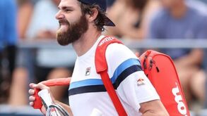 Tenista norte-americano paga a maior coima do US Open por utilizar saco com logótipo... grande