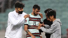 Azerbaijão-Portugal: quatro adeptos invadiram relvado, tiraram foto com Bruno Fernandes e saíram tranquilamente