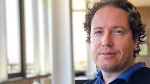 Ex-piloto espanhol que se arrependeu de recusar a vacina morre de covid-19