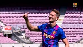 Algumas habilidades com bola e muitos sorrisos: a apresentação de Luuk de Jong em Camp Nou