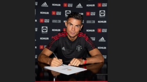 A foto que faltava: Cristiano Ronaldo já assinou pelo Man. United