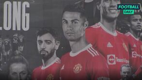 Bruno Fernandes e Cristiano Ronaldo lado a lado na fachada de Old Trafford