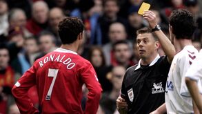 Ex-árbitro recorda aviso a Ronaldo em jogo da Premier League: «O que é que acabei de te dizer?»