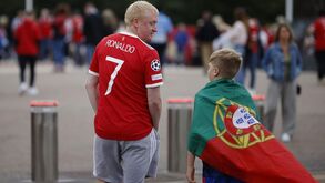 Adeptos do Man. United já mostram as novas camisolas em Old Trafford: há 'Ronaldos' por todo o lado
