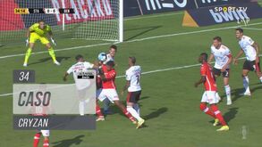 Santa Clara pediu penálti neste lance: árbitro mandou jogar