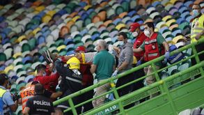 Adepto do Sporting caiu da bancada em Alvalade, foi assistido e retirado em maca