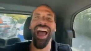 A gritaria de Rio Ferdinand após primeiro golo de Ronaldo: «Quem disse que ele não era capaz?»