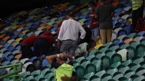 O momento em que um adepto do Sporting foi assistido após cair da bancada de Alvalade