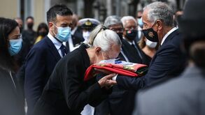 Silêncios, recato, palmas e 