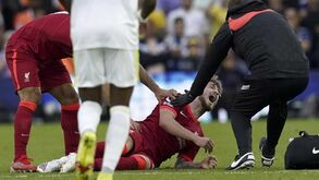Imagens arrepiantes: Harvey Elliott sofre lesão grave no Leeds-Liverpool