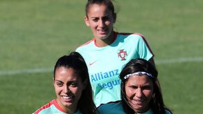 Suzane sorridente com Ana Borges e Sílvia Rebelo