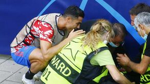Cristiano Ronaldo parou aquecimento para ver como estava um steward que levou uma bolada